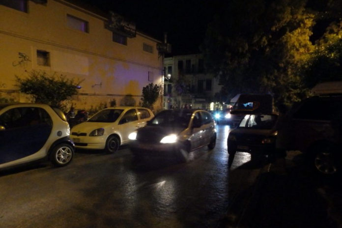 Τρόμος τη νύχτα στην Κρήτη: Τέσσερα άτομα χτυπούσαν τζάμια και κλωτσούσαν αυτοκίνητο - Media