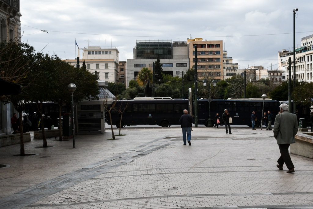 Συμφωνία των Πρεσπών: Aστυνομικοί, κλούβες drone και ελικόπτερα - «Φρούριο» η Βουλή  - Media