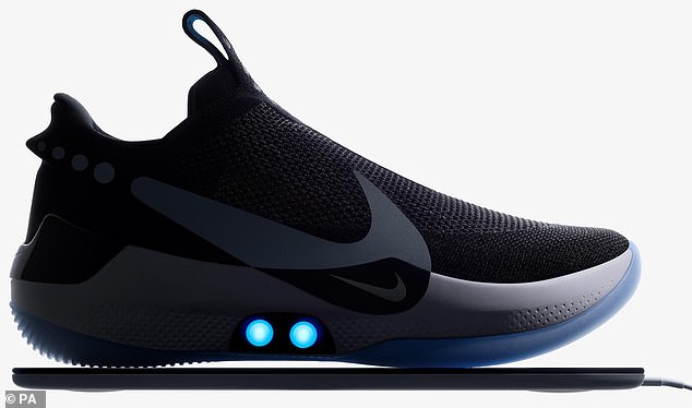 Τα πρώτα «έξυπνα» αθλητικά παπούτσια είναι εδώ: Δένονται μόνα τους με εντολή από το κινητό! (Video) - Media