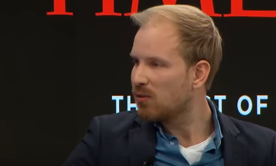 «Ξύλο» από καθηγητή ιστορίας στο Νταβός: Το θέμα είναι οι φόροι, όλα τα άλλα είναι μπούρδες (Video) - Media