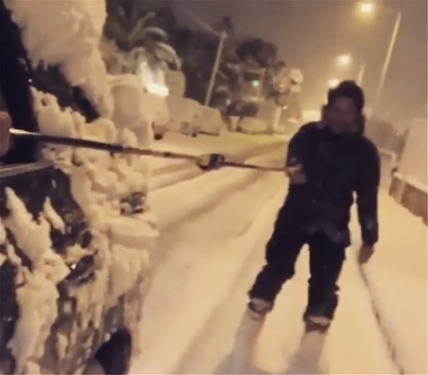 Ο Πάνος Βλάχος κάνει σκι στους δρόμους της Αθήνας  (video)  - Media