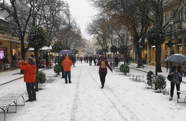 Σπάνιες εικόνες από τη χιονισμένη Κέρκυρα - Στα λευκά η πρωτεύουσα του Ιονίου! (Photos/Videos) - Media