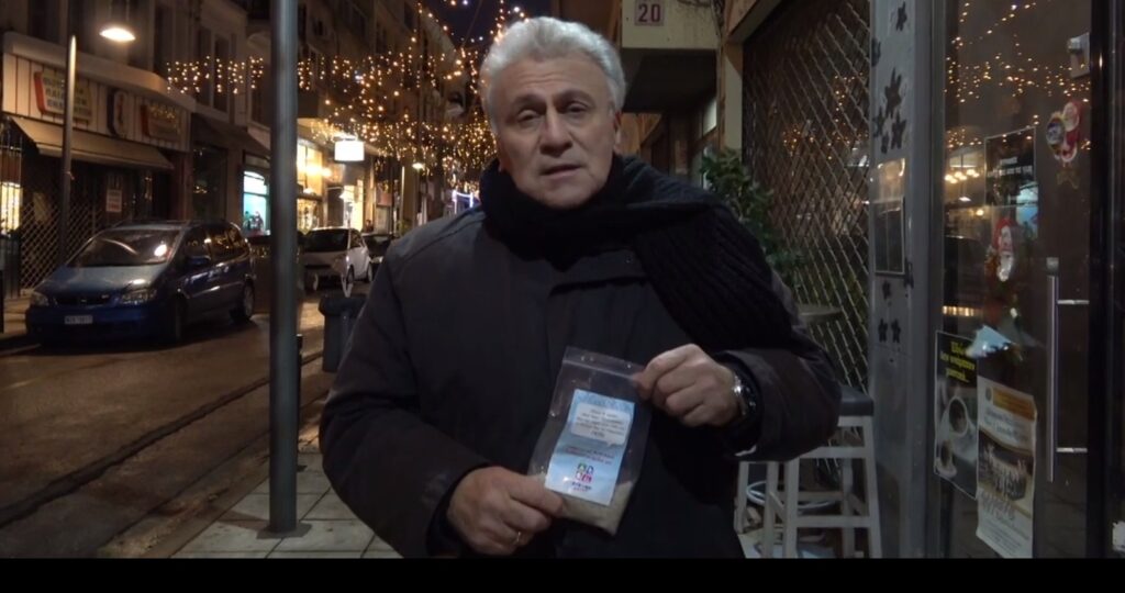 Ο Ψωμιάδης μοίρασε σακουλάκια με αλάτι σε πολίτες για να την «πει» στον Μπουτάρη (Video) - Media