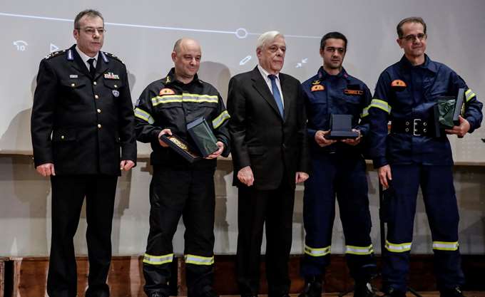 Ο Πρόεδρος της Δημοκρατίας βράβευσε τρεις εθελοντές πυροσβέστες  - Media