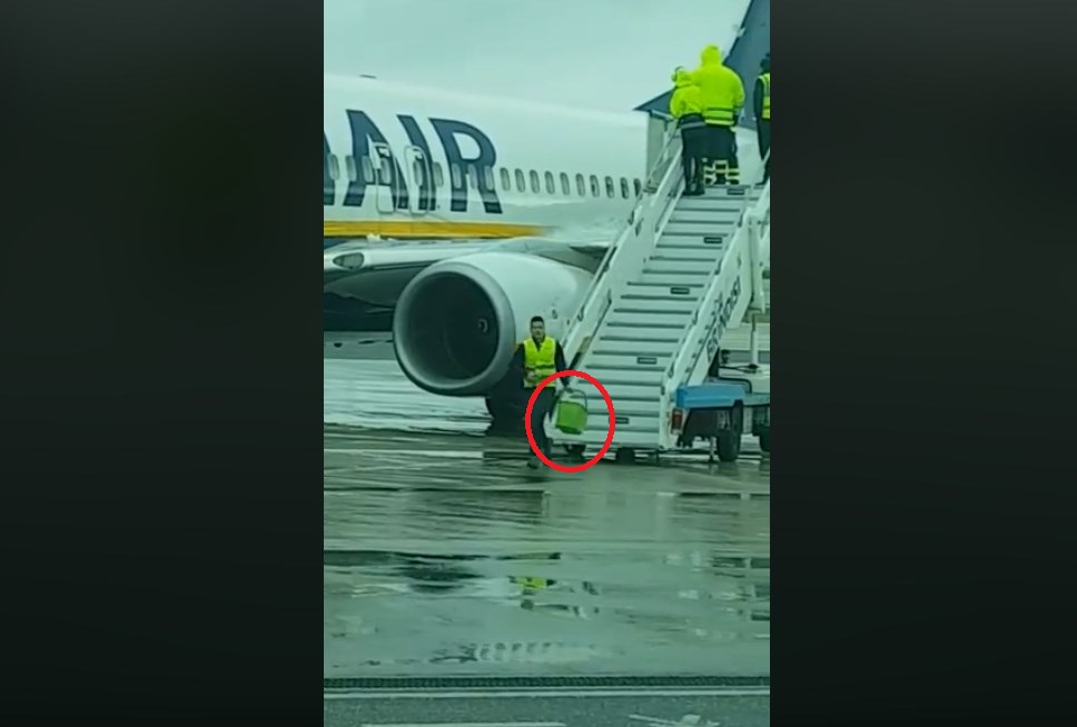 Απίστευτοι Ιταλοί: Κάνουν αποπαγοποίηση σε αεροπλάνο της Ryanair με κουβάδες ζεστό νερό! (Video) - Media