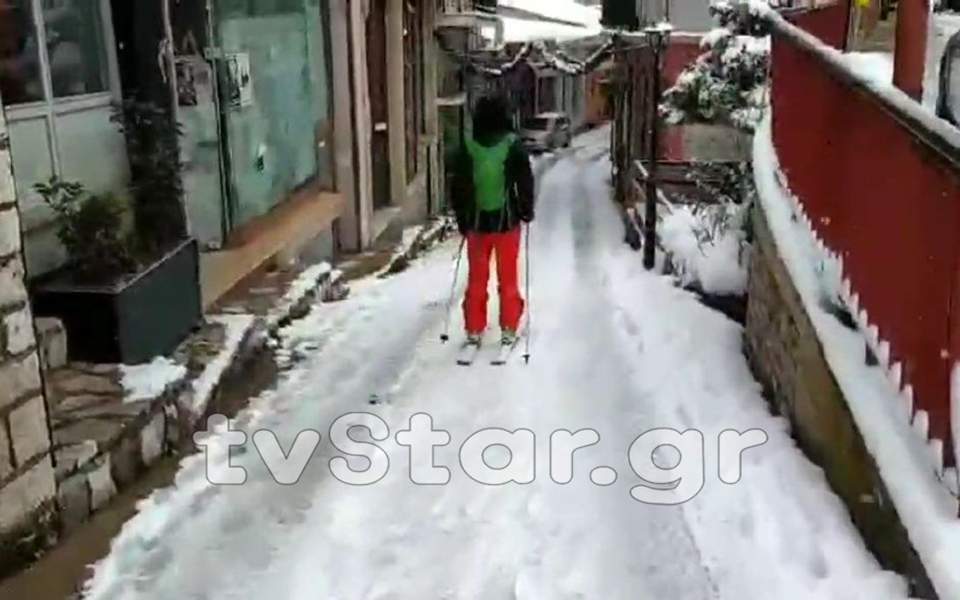 Έκανε βόλτα με σκι μέσα στο Καρπενήσι (video) - Media