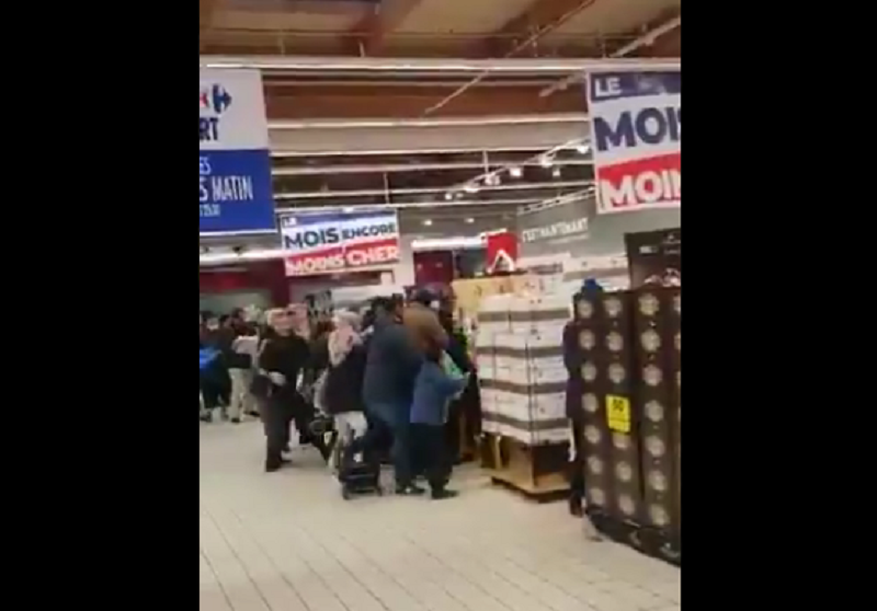 Σκηνές απείρου κάλλους σε σούπερ μάρκετ – Πλακώθηκαν για σοκολατάκια (Video) - Media