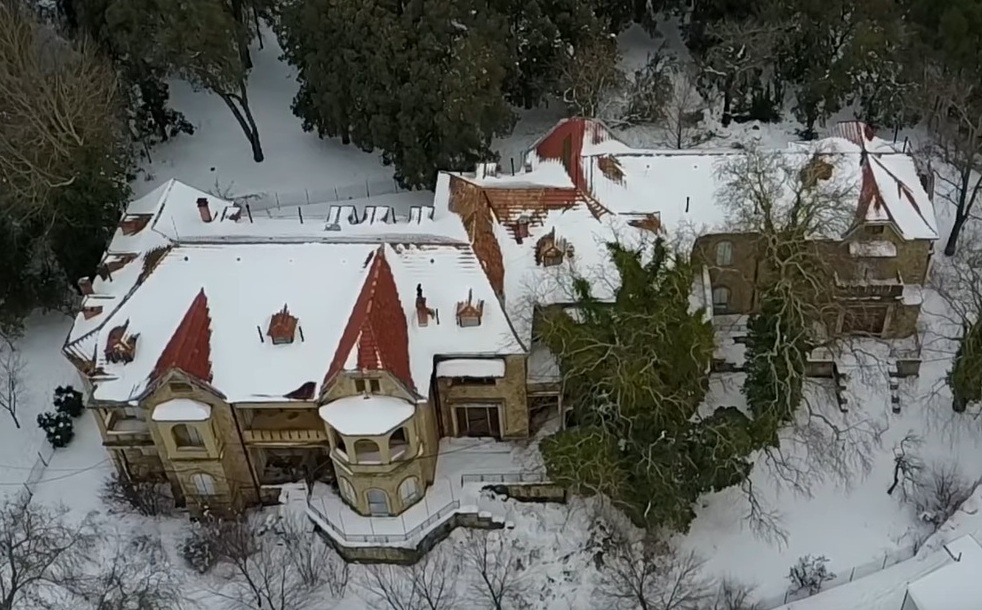 Σαν παραμυθένιο κάστρο: Το χιονισμένο Τατόι «χαμένο» μέσα στο δάσος της Πάρνηθας (Drone video) - Media