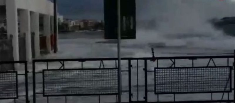 Θαλασσοταραχή στην Τήνο: Μεγάλα κύματα «καταπίνουν» το λιμάνι (Video) - Media