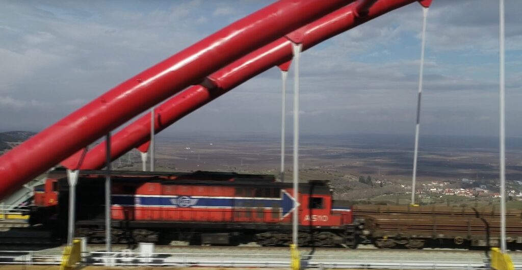 Η στιγμή που δύο «θηρία» του ΟΣΕ τραβούν 800 τόνους σιδηροτροχιές στην υπεργέφυρα ΣΓ26 (Video) - Media