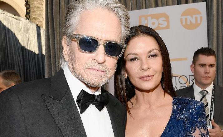 Πιο αποκαλυπτική από ποτέ η Catherine Zeta Jones: Το σέξι φόρεμα που μαγνήτισε τα βλέμματα! (Photos) - Media