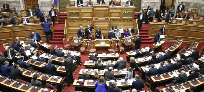 Σκληρές κόντρες στη Βουλή και μετάθεση ψηφοφορίας για το μεσημέρι της Παρασκευής  - Media