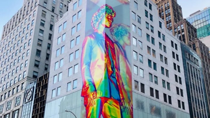 Μια δωδεκαόροφη ολογραφία για τον Louis Vuitton - Media