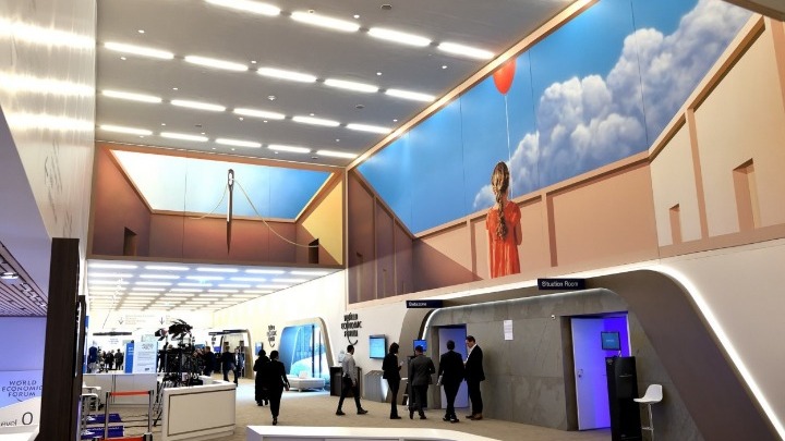 Η γιγαντιαία τοιχογραφία που κοσμεί το λόμπι του Συνεδριακού Κέντρου στο Νταβός της Ελβετίας - Media