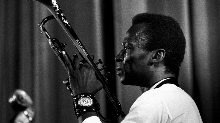 Μάιλς Ντέιβις: Ο άνθρωπος πίσω από τον μύθο της τζαζ - Media
