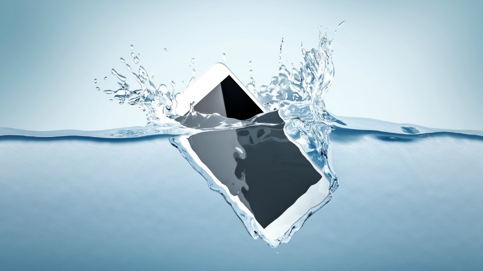 Το «μαγικό» για να σώσετε το κινητό σας αν πέσει στο νερό - Media