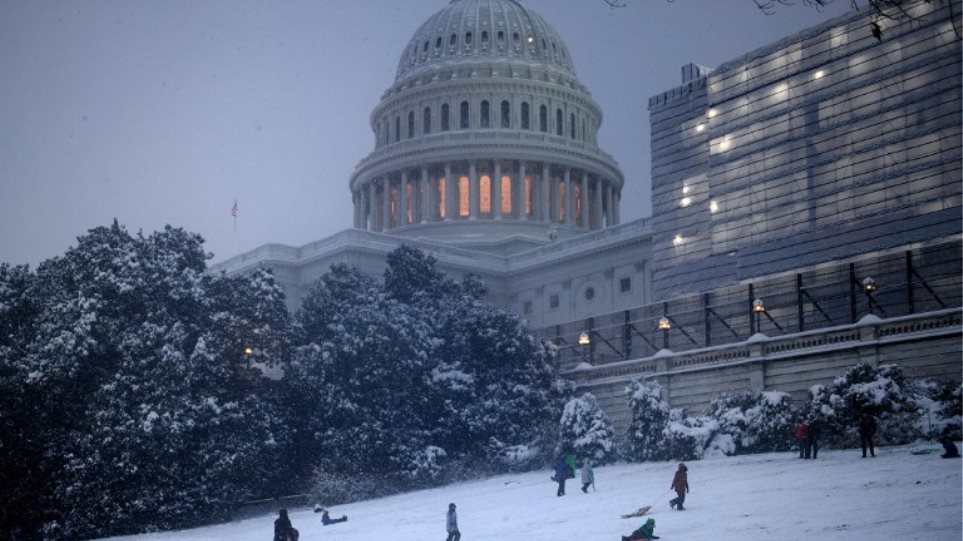 Σφοδρή χιονοθύελλα σαρώνει τις ΗΠΑ - Επτά νεκροί, ακυρώσεις 1.600 και πλέον πτήσεων - Media