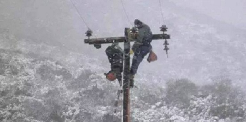 Εναερίτες του ΔΕΔΔΗΕ: Σκληρές προσπάθειες μέσα σε χιονοθύελλα - Media