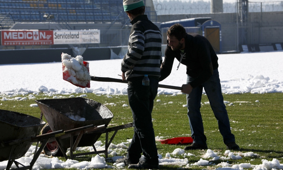 Κανονικά το Αστέρας Τρίπολης-ΠΑΟΚ - Καθάρισαν με φτυάρια το γήπεδο από το χιόνι - Media