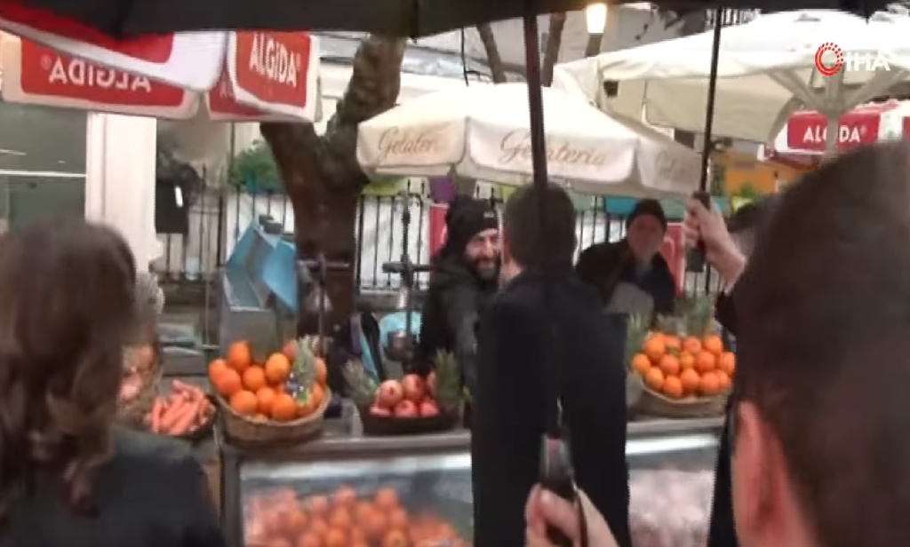 Ο διάλογος και οι χειραψίες του Τσίπρα με μικροπωλητές στην Κωνσταντινούπολη (Video) - Media