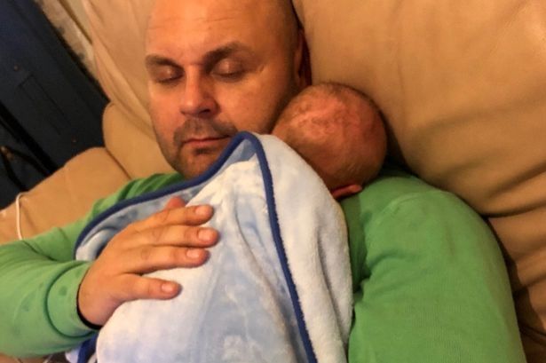 Πέθανε ενώ κρατούσε στην αγκαλιά του το 8 μηνών μωρό του (Photos) - Media