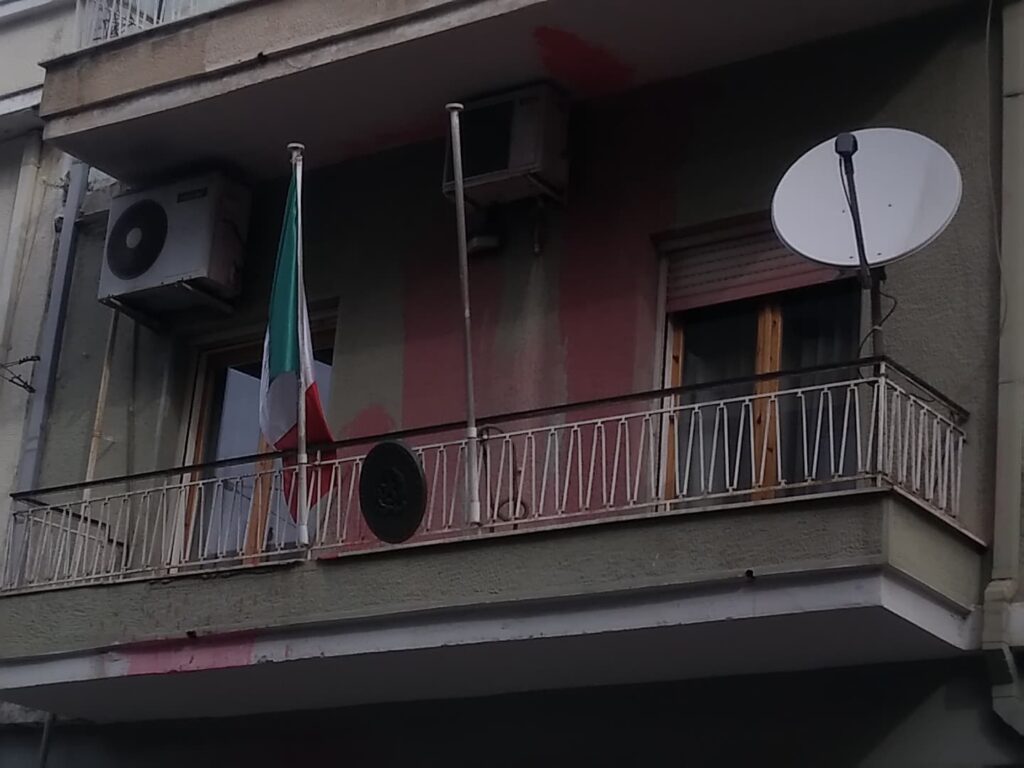 Πάτρα: Πέταξαν μπογιές και έγραψαν συνθήματα στο ιταλικό προξενείο (Photos) - Media