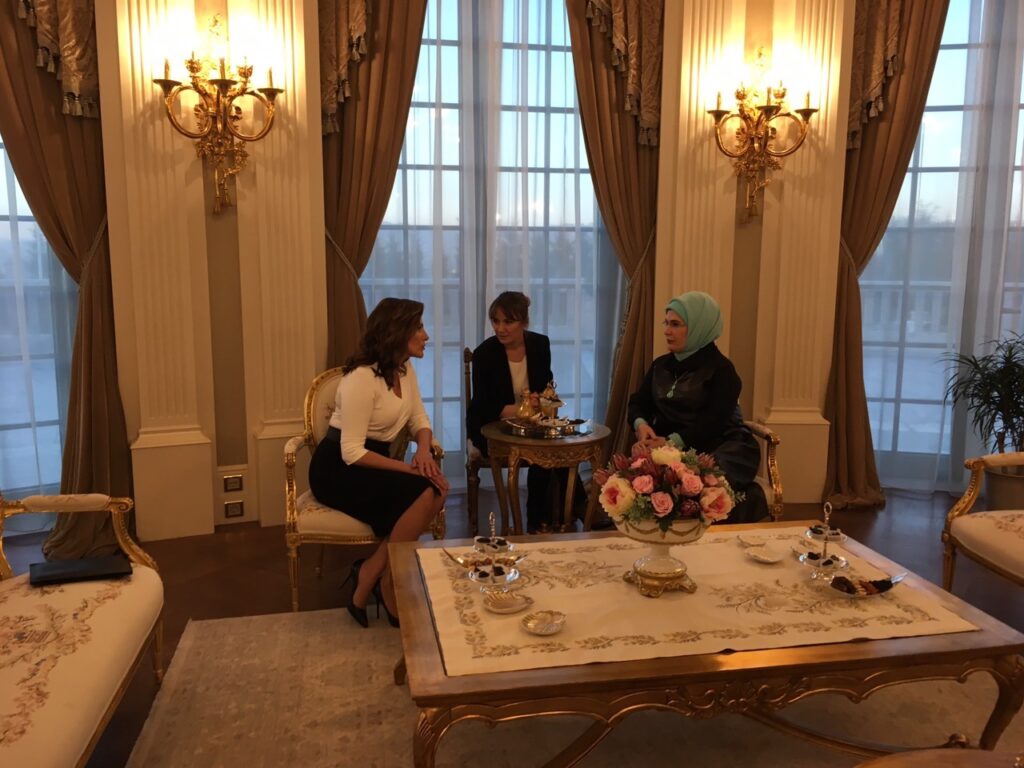 Κομψή η Μπέτυ Μπαζιάνα στη συνάντηση με την σύζυγο του Ερντογάν (Photos) - Media