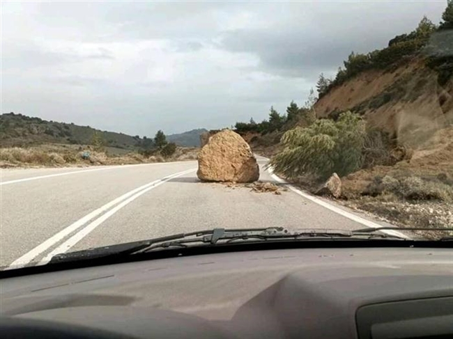 Αίγιο: Τρόμος για τον δήμαρχο - Γλίτωσε από κατολίσθηση στο δρόμο - Media