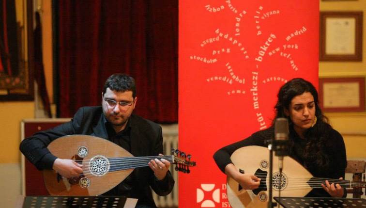 Ο Έλληνας καλλιτέχνης που με το μπουζούκι του «μάγεψε» Τσίπρα - Ερντογάν (Video) - Media