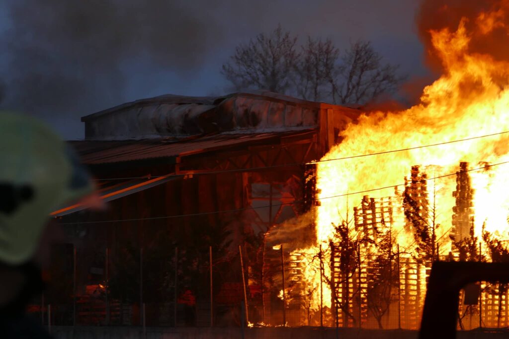 Λάρισα: Πυρκαγιά σε εργοστάσιο ξυλείας - Φόβοι για φιάλες προπανίου (Photos-Video) - Media