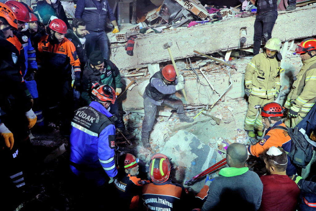 Κωνσταντινούπολη: 5χρονη ανασύρθηκε ζωντανή 18 ώρες μετά την κατάρρευση κτηρίου (Video) - Media
