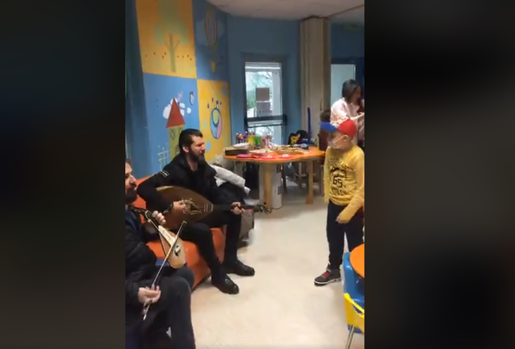 Συγκίνηση: Κρητικοί χοροί και τραγούδια στα «αγγελούδια» με καρκίνο (Video) - Media