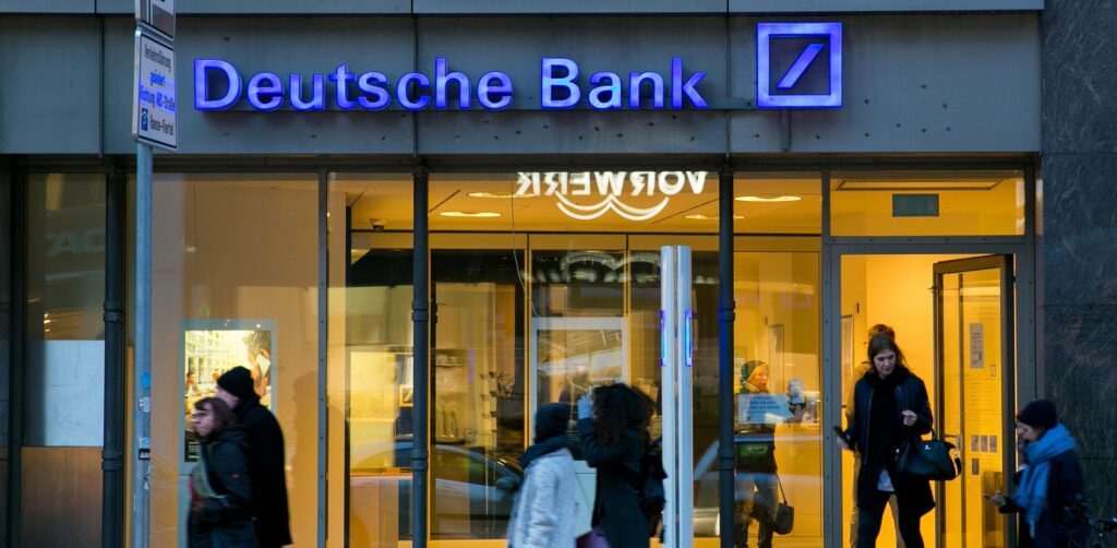 «Χωρίς την Deutsche Bank ο Ντόναλντ Τραμπ μπορεί να μην είχε φτάσει ποτέ στον Λευκό Οίκο» - Media