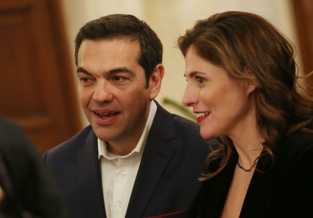 Στο θέατρο με τη Μπέτυ Μπαζιάνα ο Αλέξης Τσίπρας (Video | Photo) - Media