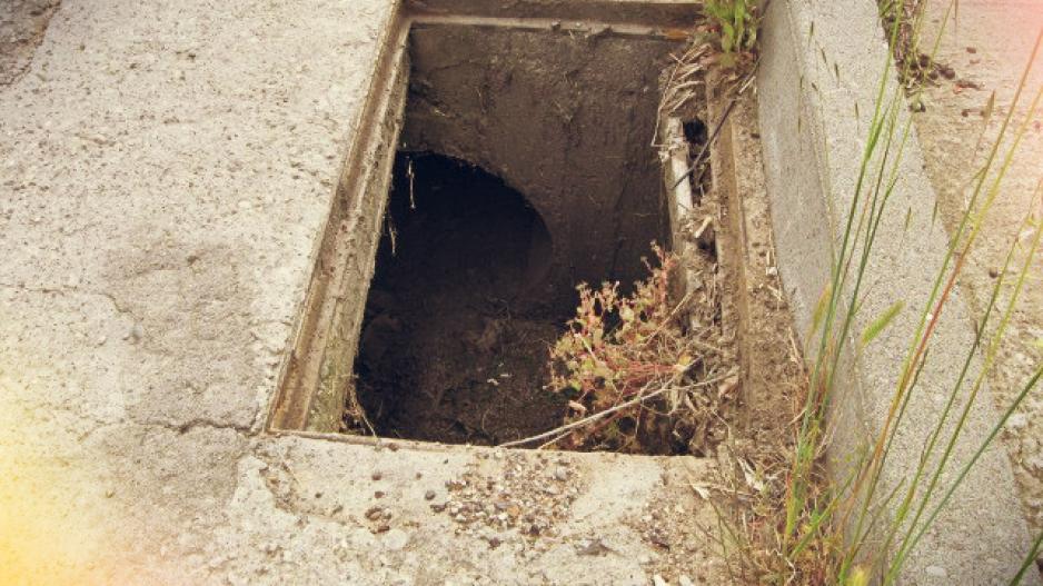 Έπεσε σε φρεάτιο αποχέτευσης - Κατάγματα σε χέρι, πόδια και θώρακα - Media