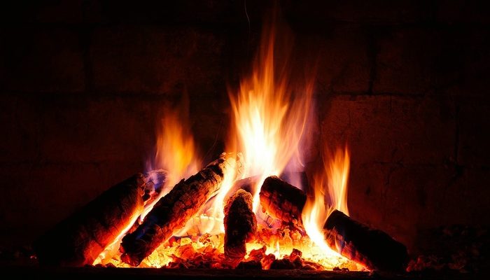 Προσοχή: Μην ρίχνετε στάχτη από τζάκια σε κάδους απορριμμάτων - Τι κίνδυνοι εγκυμονούν - Media
