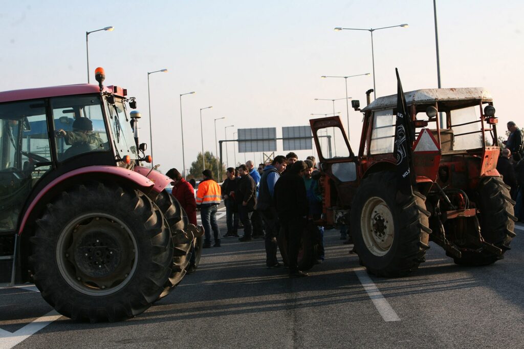 Αγρότες διαμαρτύρονται: Έκλεισαν το ρεύμα προς Αθήνα στην Αθηνών – Πατρών - Media