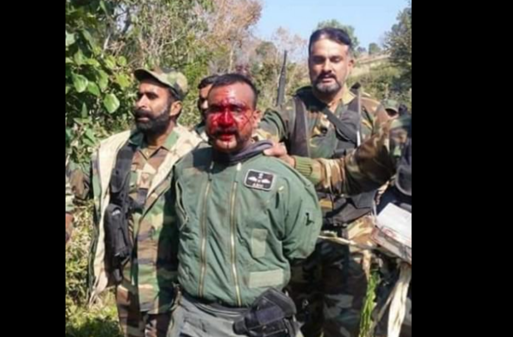 Καταματωμένος και βασανισμένος ο Ινδός πιλότος στα χέρια των Πακιστανών (Photos, Video, σκληρές εικόνες) - Media
