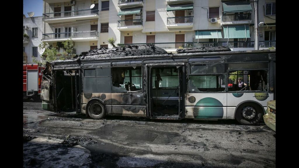 Λεωφορεία-βόμβες στους δρόμους - Media