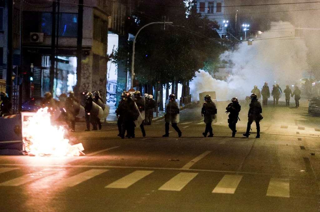 Επεισόδια στην πορεία διαμαρτυρίας για τον θάνατο μετανάστη: «Δικαιοσύνη για τον Εμπουκά» (Photos) - Media