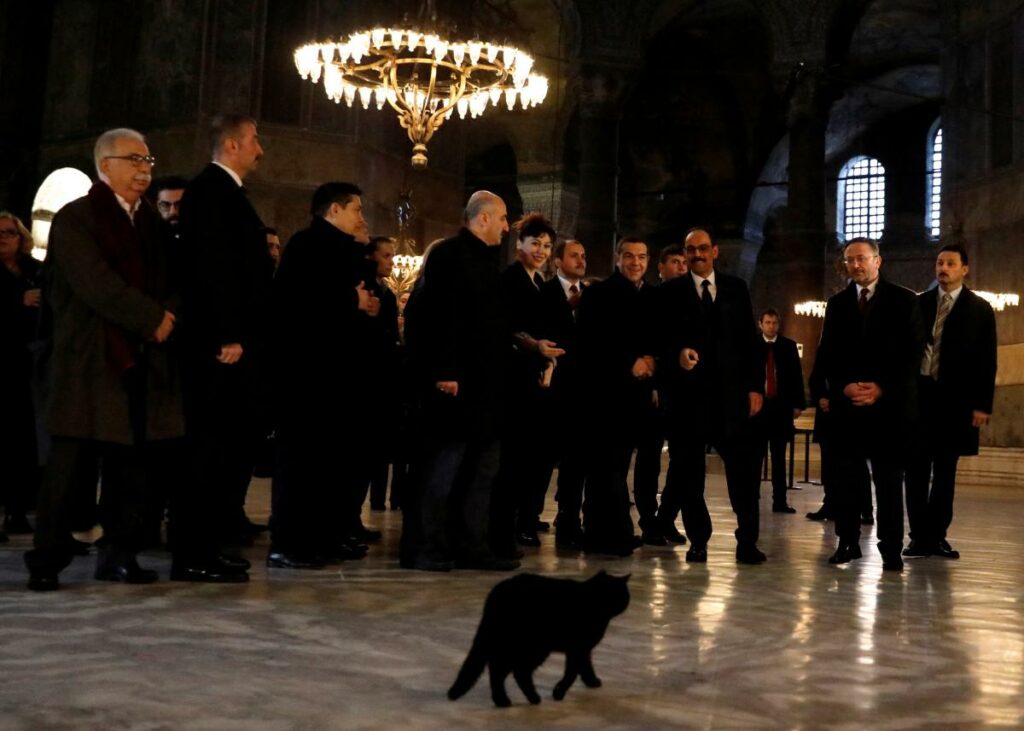 Ο επικεφαλής της «Ελληνικής Αυγής» Καλλιθέας μήνυσε το ΚΚΕ επειδή τον είπαν φασίστα - Φωτογραφιζόταν με Μιχαλολιάκο-Κασιδιάρη (Photos) - Media