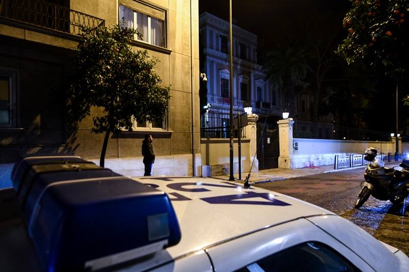 Καρέ-καρέ το «ντου» του «Ρουβίκωνα» στην ιταλική πρεσβεία -Καταδικάζει το ΥΠΕΞ (Video) - Media