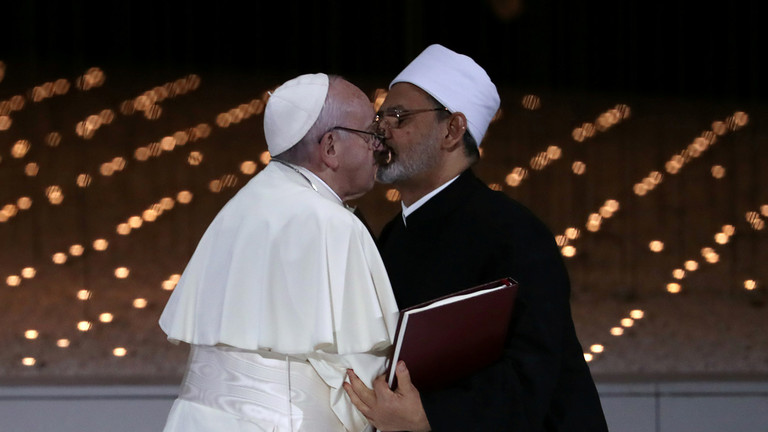 Το φιλί «στο στόμα» του Πάπα με τον Μεγάλο Ιμάμη του αλ Άζχαρ – Μήνυμα ενάντια στο θρησκευτικό μίσος (Photo) - Media