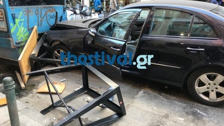 ΙΧ έπεσε σε πεζούς στο κέντρο της Θεσσαλονίκης - 3 τραυματίες στο νοσοκομείο (Photos) - Media