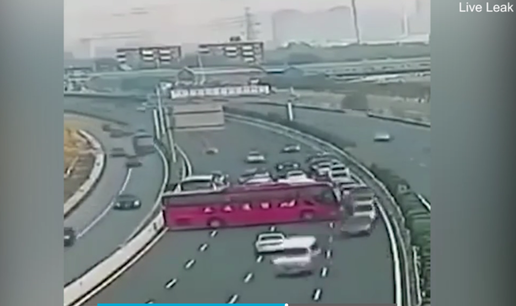 Πρωτοφανείς εικόνες σε αυτοκινητόδρομο: Λεωφορείο έκανε αναστροφή μέσα στην κίνηση και συνέχισε ανάποδα (Video) - Media