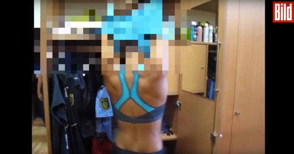 Αστυνομικίνες χορεύουν προκλητικά σε τμήμα στη Σαξονία και προκαλούν αντιδράσεις (Video) - Media