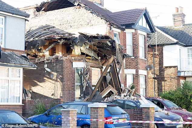 O πόλεμος των... Clowes: Ανατίναξε το σπίτι επειδή η γυναίκα του το κέρδισε στο δικαστήριο (Video) - Media