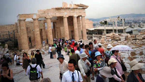 acropolis-tourists