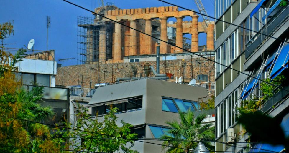 Aδιέξοδο με τα κτίρια που κρύβουν τη θέα προς την Ακρόπολη  - Media