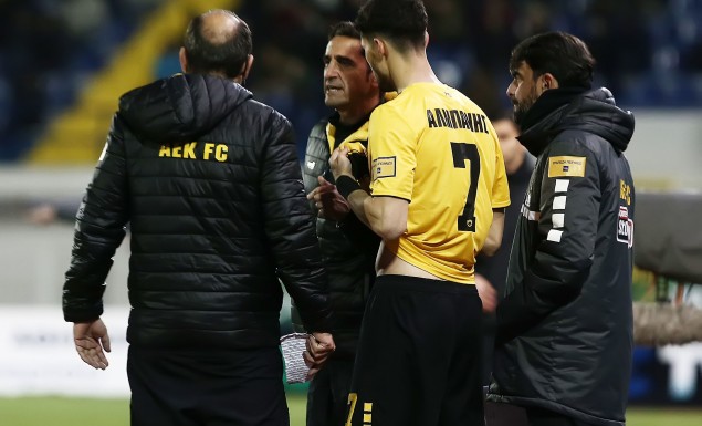 Tα video με το ανύπαρκτο πέναλτι που κέρδισε η ΑΕΚ και την αποβολή του Πόνσε - Media